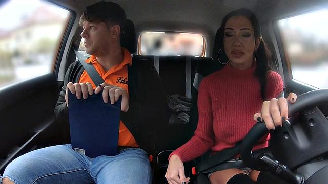 ученица с большими сиськами трахается в машине