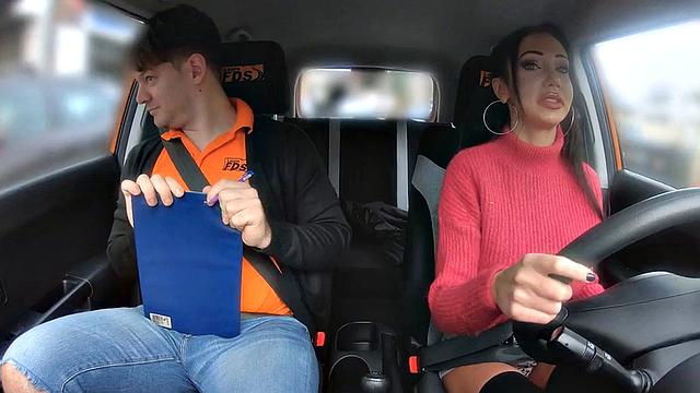 ученица с большими сиськами трахается в машине