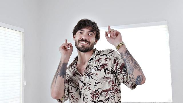 Nade Nasty тешит свои мохнатые подмышки и огромные лапы в одиночку