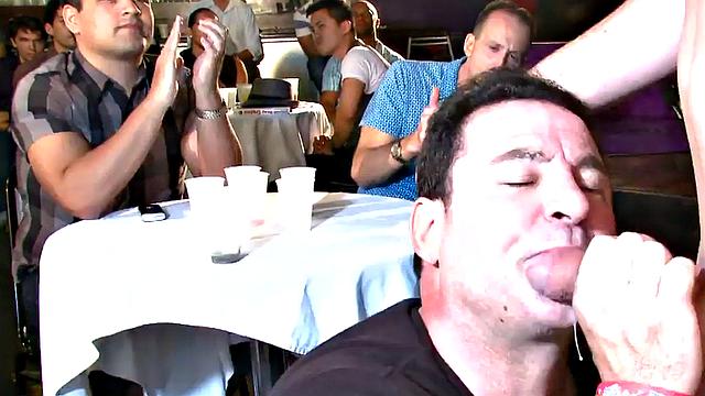 качок-стриптизер сосет член на глазах у гостей