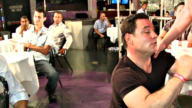 качок-стриптизер сосет член на глазах у гостей