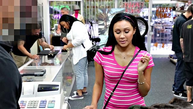 смотри, как она получает по полной от большого белого члена на складе ломбарда