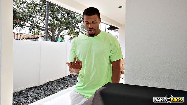 Две горячие брюнетки склеили доставщика с огромным черным хуем