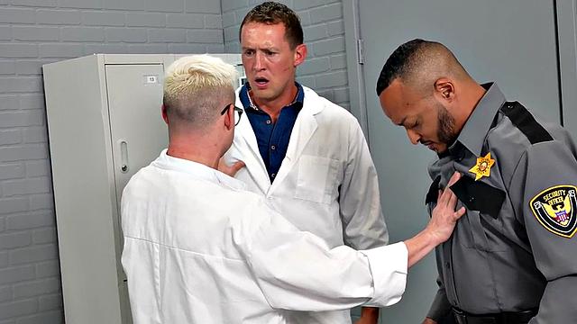 чёрный коп жарко трахает доктора в горячем тройничке