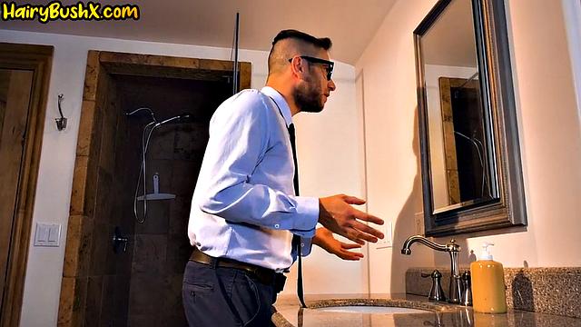 Изменщица с большой задницей издевается над мужем и раздвигает ноги любовнику.