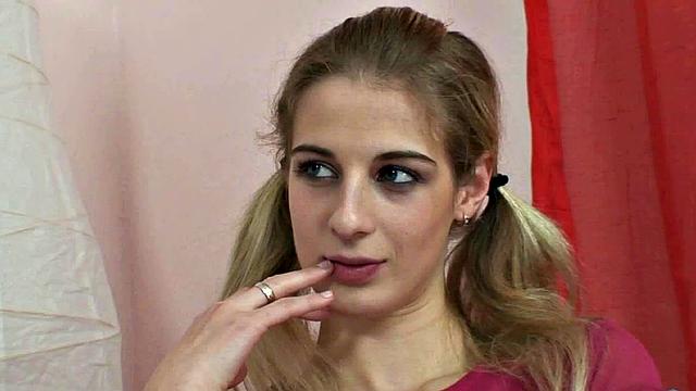 rowena скачет на толстом члене и ловит горячую сперму в себя