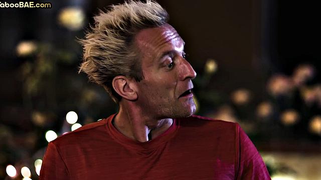 брюнетка получает анал и глотает член в жёстком тройничке