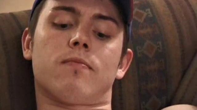 Christian Dane дрочит свой большой член на камеру для гей-зрителей.