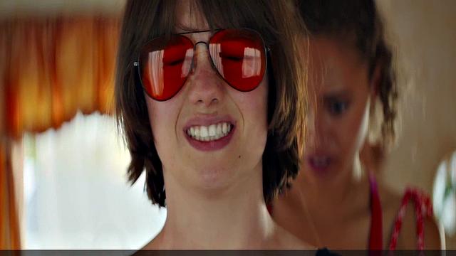 Элла Рэй Смит и Нелл Барлоу: горячий лесби-сеанс с приколом в виде волосатых подмышек