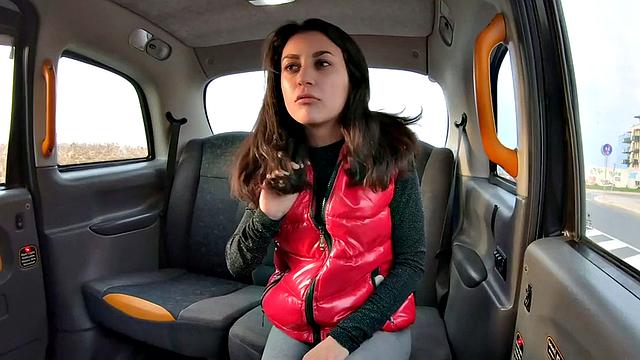 лысая похотливая тётка жарится в авто на заднем сиденье смешно и громко