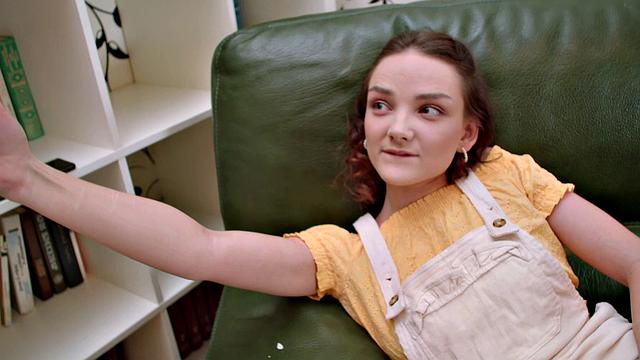 Young Courtesans - Olivia Trunk - Selfies Can Make You Suck