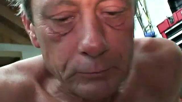 Billy дрочит член и кончает на камеру во второй раз