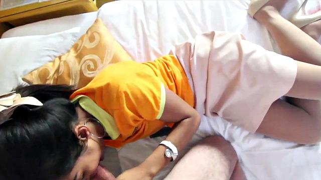 азиатская стюардесса Эйрледи страстно отсасывает туристу из европы