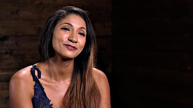 азиатская сабмиссивка с дилдо в киске на бдсм-сессии