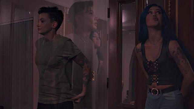 две лесбиянки целуются, а подруга жёстко трахается с ними в спальне