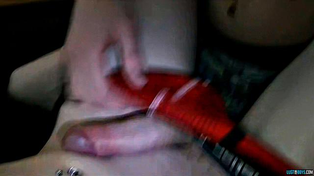 Льюис дрочит Шону, пока тот не кончит