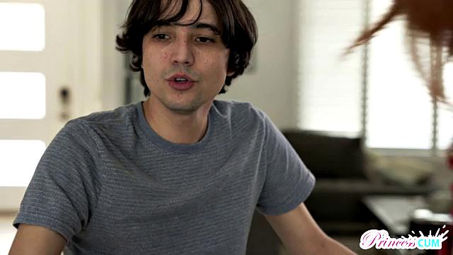 рыжая сиськастая села на брата и выдавила всё до капли