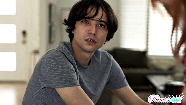 рыжая сиськастая села на брата и выдавила всё до капли