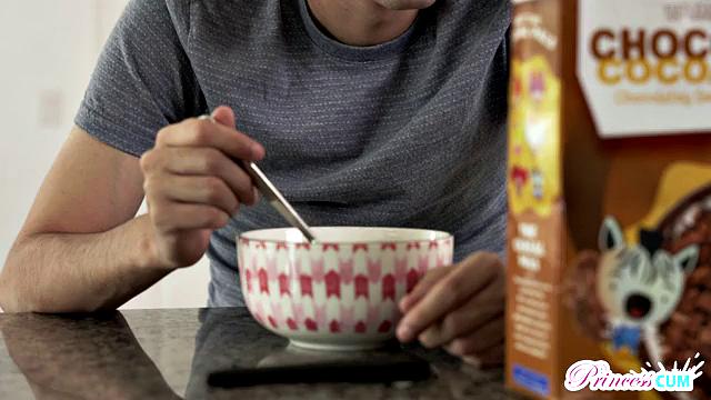 рыжая сиськастая села на брата и выдавила всё до капли