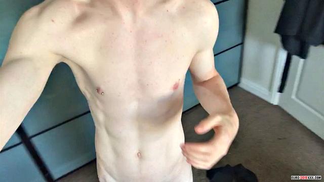 Атлетичный парень сливает свой необрезанный член - Александр Лайт