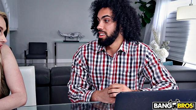 Кимберли Сноу соблазняет репетитора, чтобы получить жёсткий секс вместо урока биологии.