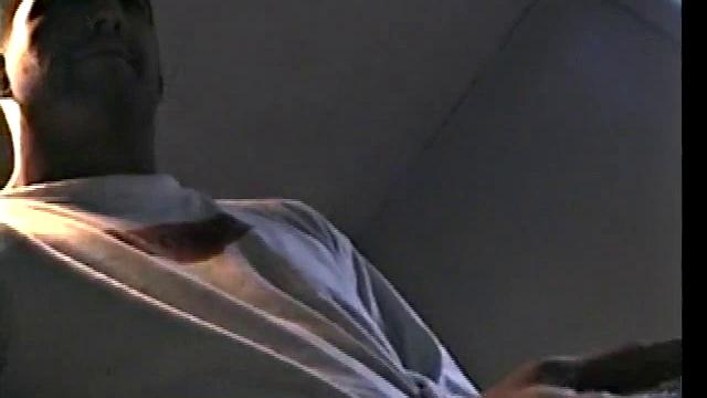 зэк дрочит и кончает на камеру