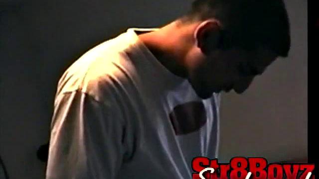 зэк дрочит и кончает на камеру