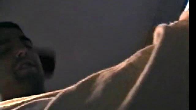 зэк дрочит и кончает на камеру