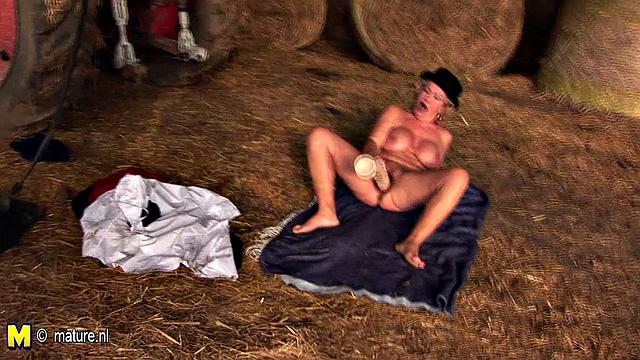 зрелая мамка доводит себя до экстаза в сарае, жаждет хорошей ебли