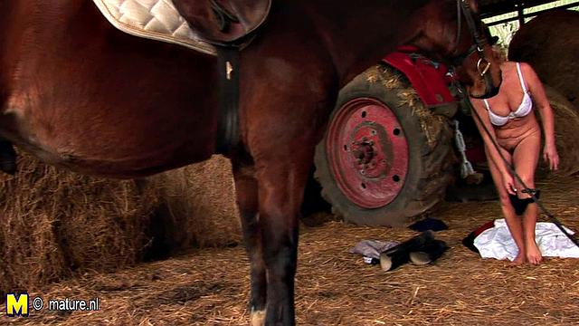 зрелая мамка доводит себя до экстаза в сарае, жаждет хорошей ебли