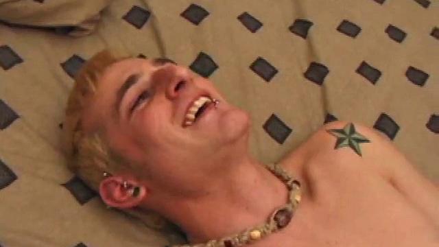 Лэнс и Торк жестко трахаются друг с другом, сперма льется рекой.