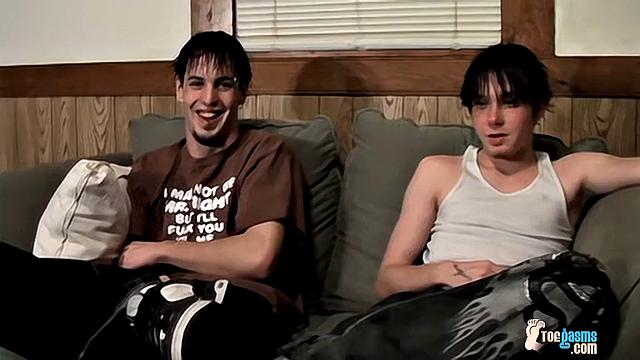 Barefoot Buddies Jerk Off - Axel And Billy da Kidd