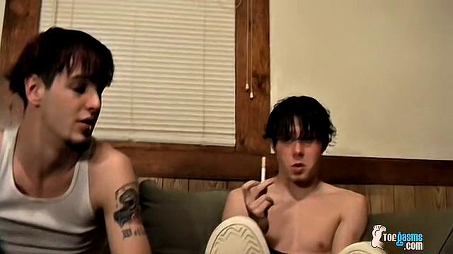 Barefoot Buddies Jerk Off - Axel And Billy da Kidd