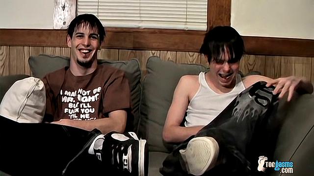 Barefoot Buddies Jerk Off - Axel And Billy da Kidd