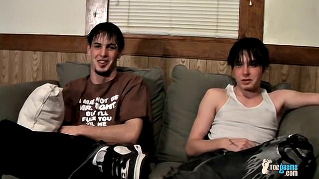 Barefoot Buddies Jerk Off - Axel And Billy da Kidd