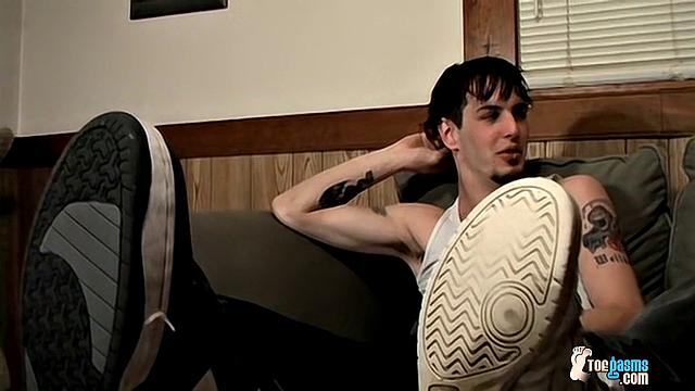 Barefoot Buddies Jerk Off - Axel And Billy da Kidd