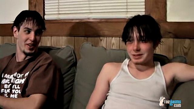 Barefoot Buddies Jerk Off - Axel And Billy da Kidd