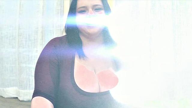 Пейтон Томас хвастается огромными лифчиками за кулисами