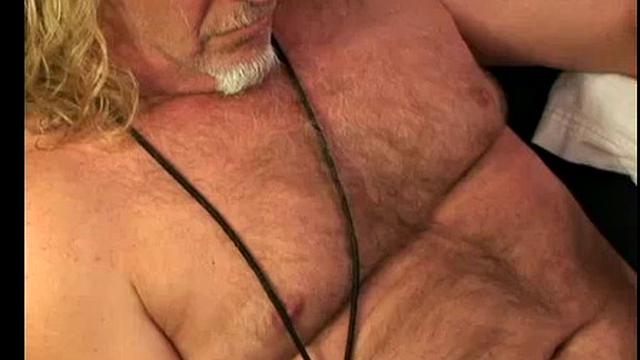 Том устроил марафон дрочки и залил всё вокруг