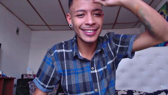 смотри, как худой латинский парень раздевается и дрочит на камеру