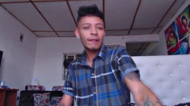 смотри, как худой латинский парень раздевается и дрочит на камеру