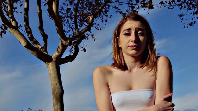 мускулистый трахает татуированную брюнетку на улице и заливает ей лицо