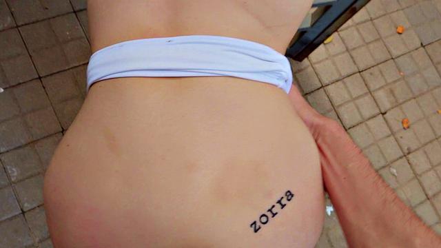 мускулистый трахает татуированную брюнетку на улице и заливает ей лицо