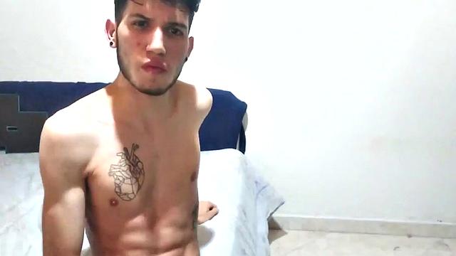Латино парень шутит, пока дрочит свой здоровый член сам
