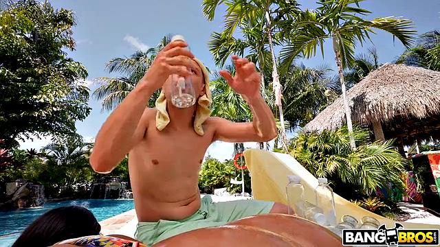 Advoree трёт своё огромное масляное тело и крутит задницей для Johnny Love у бассейна.