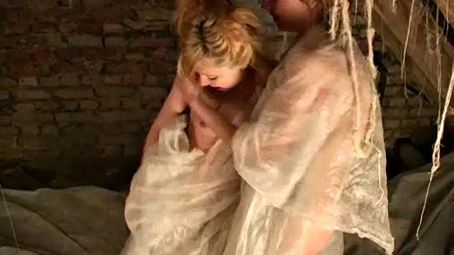 две блондинки ласкают друг друга игрушками и страстно целуются