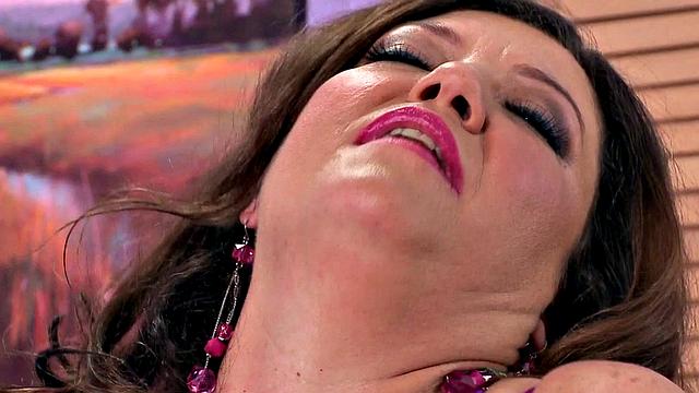 диана поппос трогает себя в открытом топе и на каблуках