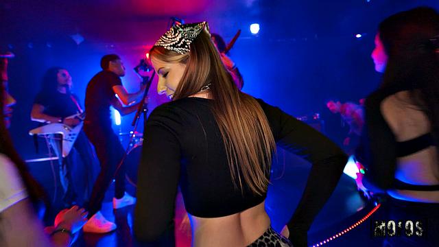 тони изображает режиссёра, но весь сценарий - у абби между ног