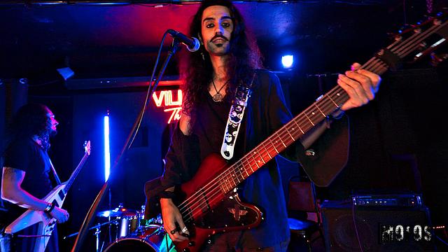 тони изображает режиссёра, но весь сценарий - у абби между ног