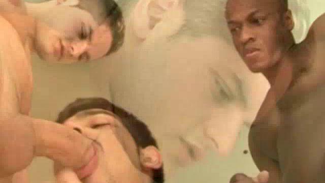 трое парней трахаются и сосут в фургоне